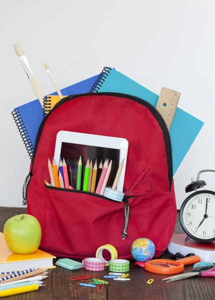 Pieno di borse di materiale scolastico — Foto Stock