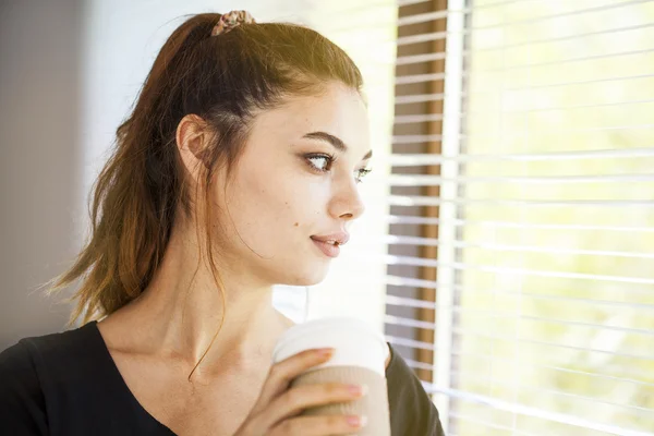 Mujer escuchando música con auriculares — Foto de Stock