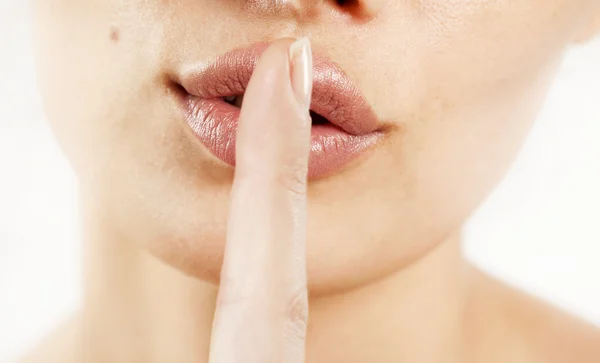 Close up van de lippen van een vrouw met vinger — Stockfoto