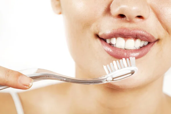 Jeune femme avec des dents saines tenant une brosse à dents — Photo