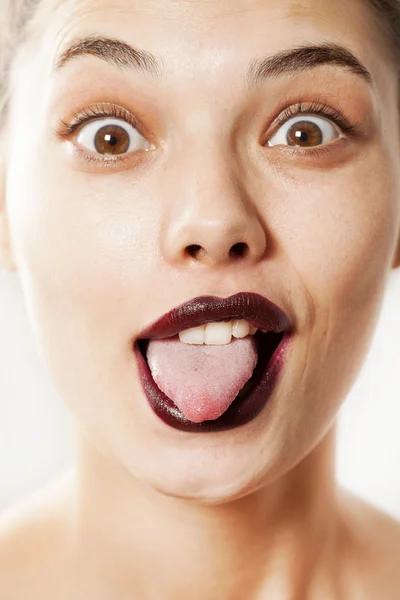 Jovencita juguetona sacando la lengua —  Fotos de Stock