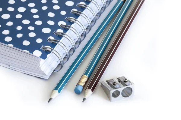 Lápis de cor com caderno azul — Fotografia de Stock