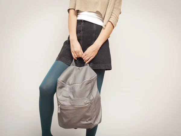 Estudante menina pernas com mochila — Fotografia de Stock