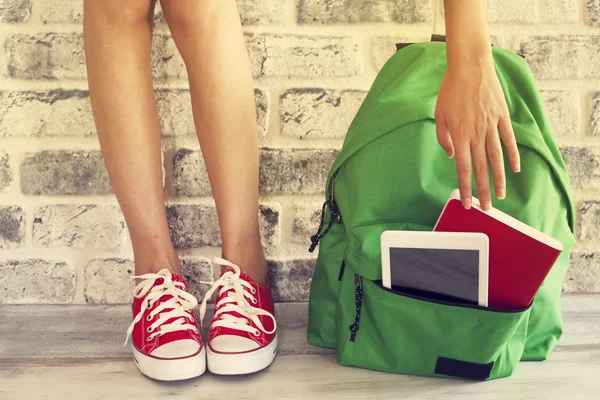 Studentin Mädchen Beine mit Rucksack — Stockfoto