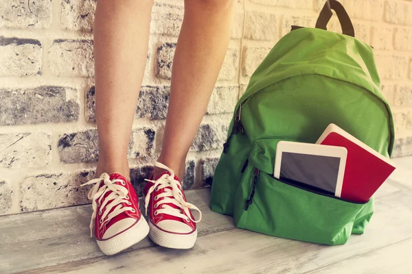 Estudante menina pernas com mochila — Fotografia de Stock