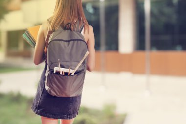 Kampüs içinde öğrenci kızla