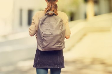 Kampüs içinde öğrenci kızla