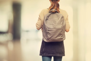 Çantanı öğrenci kızla