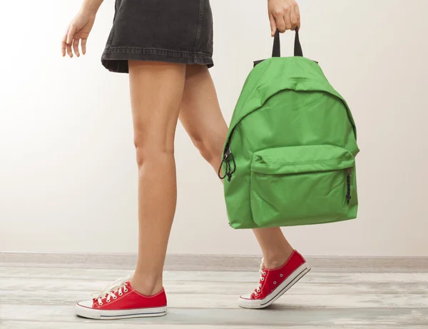 Étudiant fille jambes avec sac à dos — Photo