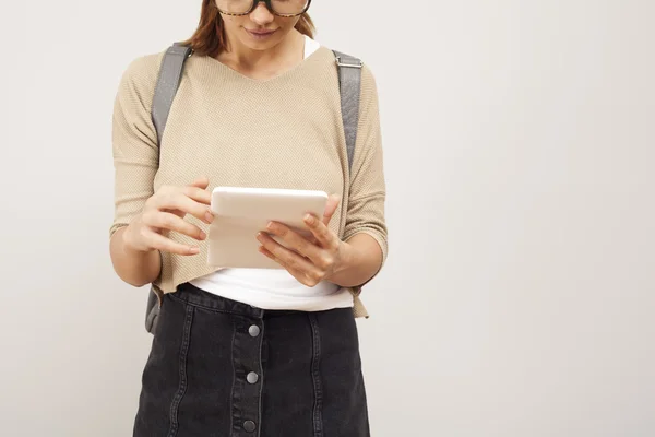 Jeune fille étudiante utilisant la tablette — Photo