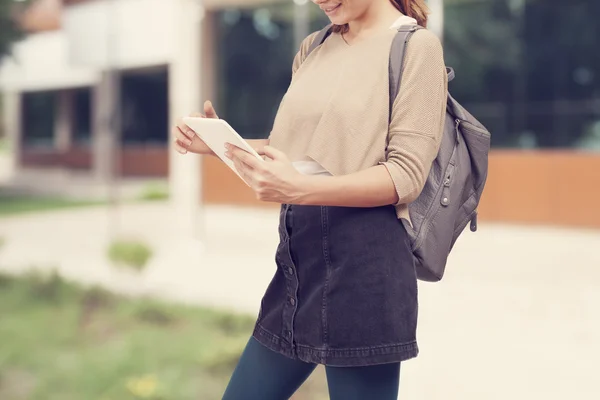 Studente ragazza con tablet nel campus — Foto Stock