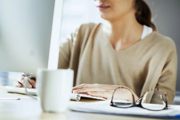 Geschäftsfrau im Büro — Stockfoto