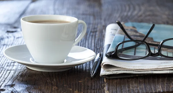 Montón de periódicos con café — Foto de Stock