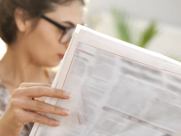 Joven mujer leyendo periódico — Foto de Stock