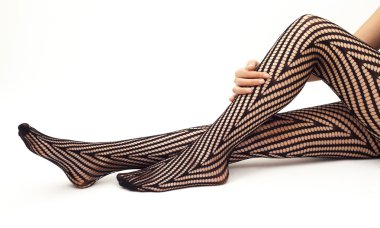 Beyaz arka plan üzerinde çoraplı kadın bacakları