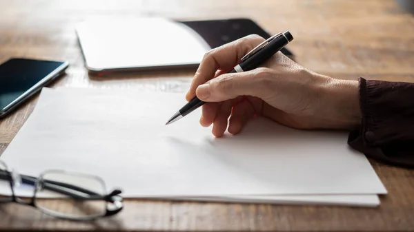 Hand Met Pen Schrijven Notebook — Stockfoto