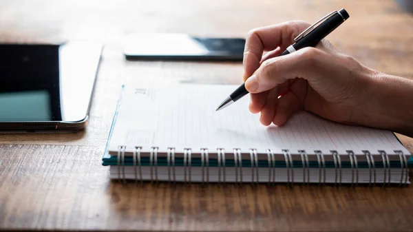 Hand Mit Stift Auf Notizbuch Schreiben — Stockfoto