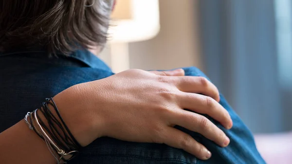 Mano Confortante Sulla Spalla Dell Uomo — Foto Stock