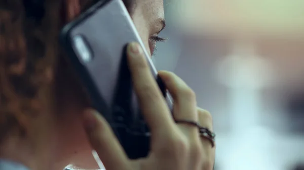 Femme Parlant Sur Téléphone Portable — Photo