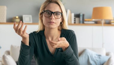 Web kamerasıyla konuşan genç bir kadın.