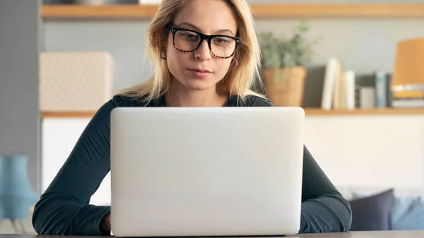 Jonge Vrouw Met Computer Thuis — Stockfoto