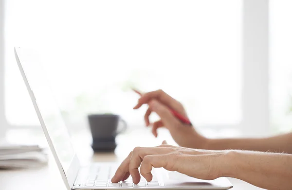 여자의 클로즈업 컴퓨터 키보드에 손을 — 스톡 사진