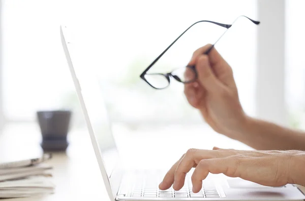 Close-up van vrouw handen op toetsenbord van de computer — Stockfoto