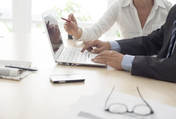 Arbeitender Mann und Frau im Büro — Stockfoto