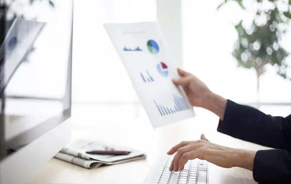 Berufstätige Frau im Büro — Stockfoto