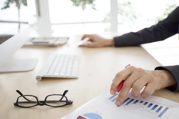 Werkende vrouw in het kantoor — Stockfoto