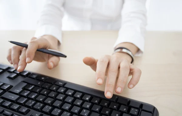 Vrouw handen op toetsenbord — Stockfoto