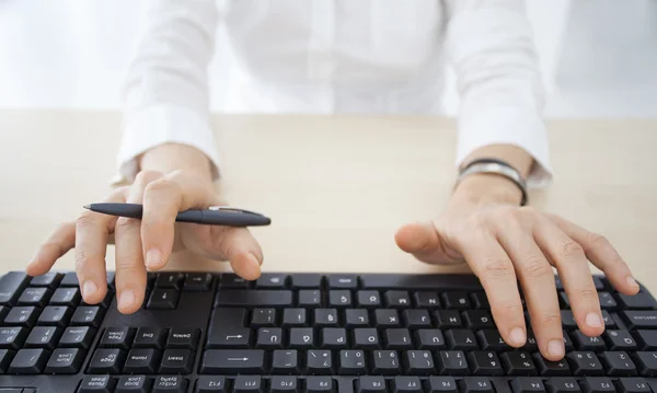 Vrouw handen op toetsenbord — Stockfoto