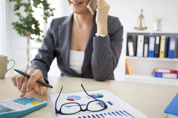 Working woman in the office — Stock Photo, Image