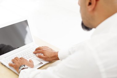 Bilgisayarda çalışan adam