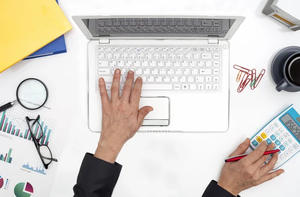 Geschäftsfrau im Büro — Stockfoto