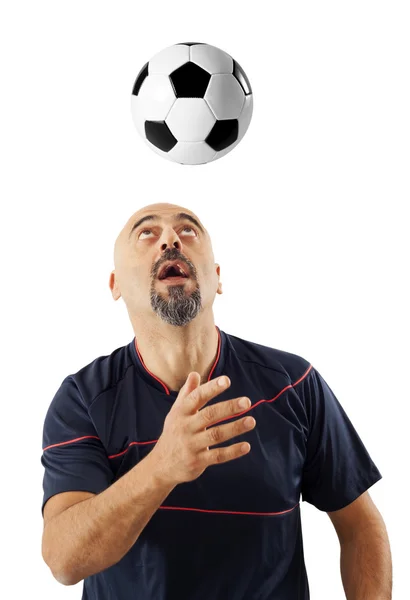 Fußballer schlägt mit dem Kopf auf den Ball ein — Stockfoto