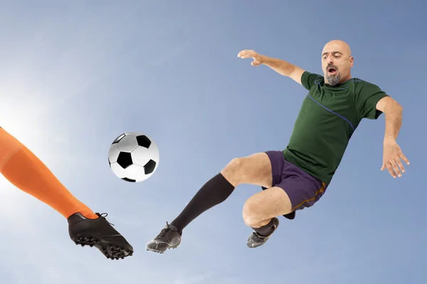 Futbolistas golpeando la pelota —  Fotos de Stock