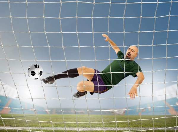 Soccer player striking the ball — Stock Photo, Image