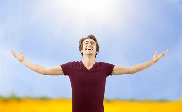 Joven extendiendo brazos en la naturaleza — Foto de Stock