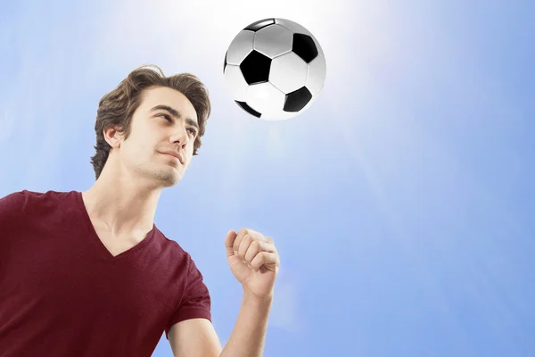 Футболист бьет по мячу головой — стоковое фото