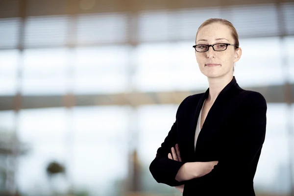Retrato de mulher de negócios no escritório — Fotografia de Stock