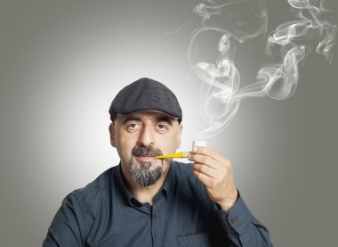 Adam bir pipo içiyor