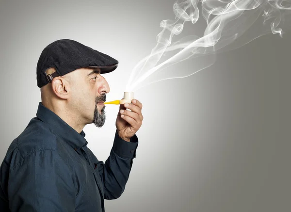 Ο άνθρωπος καπνίζει έναν σωλήνα — Φωτογραφία Αρχείου