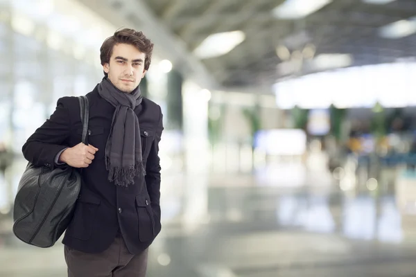 Jeune homme à l'aéroport — Photo