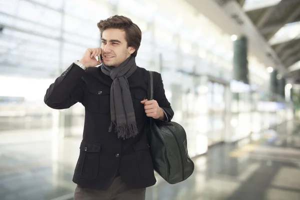 Fiatal üzletember beszélő-ra mozgatható telefon-ban repülőtér — Stock Fotó