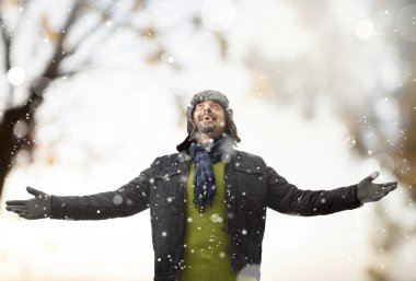 Kar ile oynayan bir adam