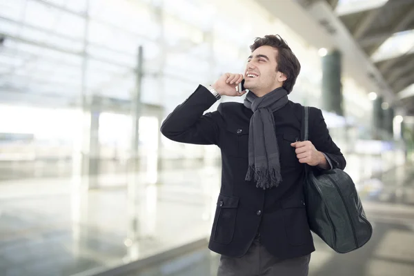 Fiatal üzletember beszélő-ra mozgatható telefon-ban repülőtér — Stock Fotó