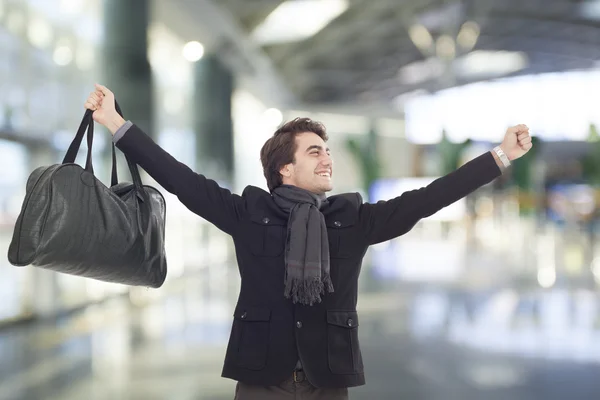 Jeune homme à l'aéroport — Photo