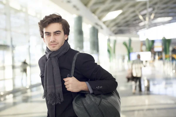 Fiatal férfi a repülőtéren — Stock Fotó