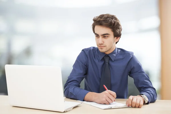 Jonge zakenman aan het werk — Stockfoto